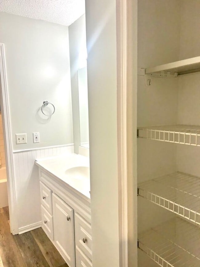 Building Photo - 1/1 WITH BALCONY - CLOSE TO SHOPPING/COLLEGES/BEACHES