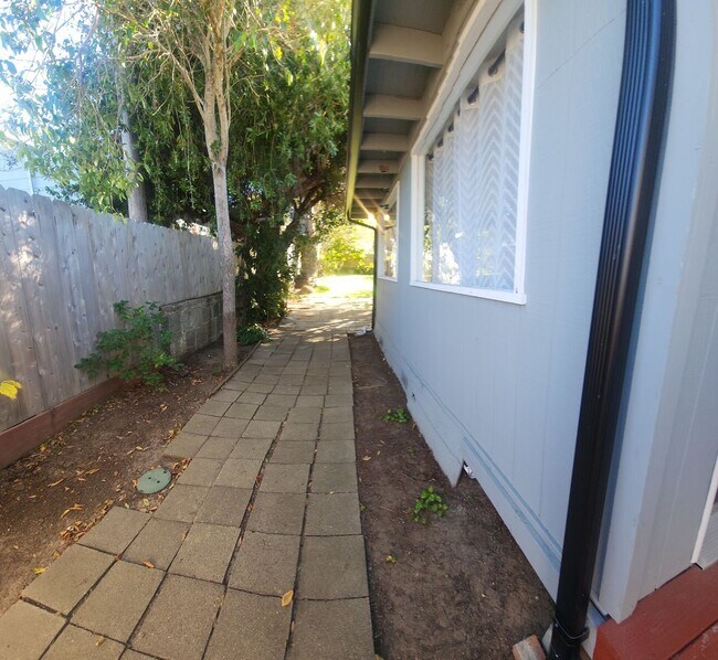 Building Photo - Well maintained 5 bedroom 2 bath with garage