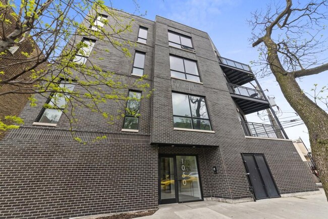 Building Photo - 0 bedroom in Chicago IL 60657