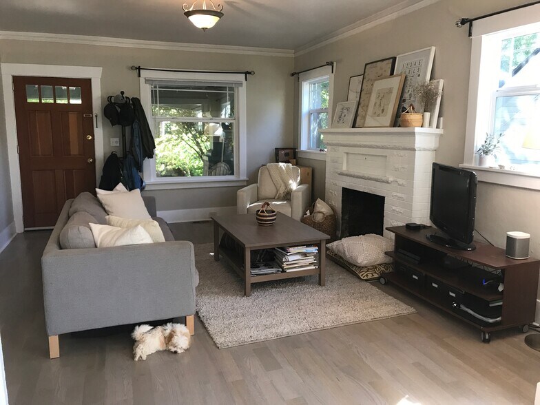 Living Room - 906 W Howe St