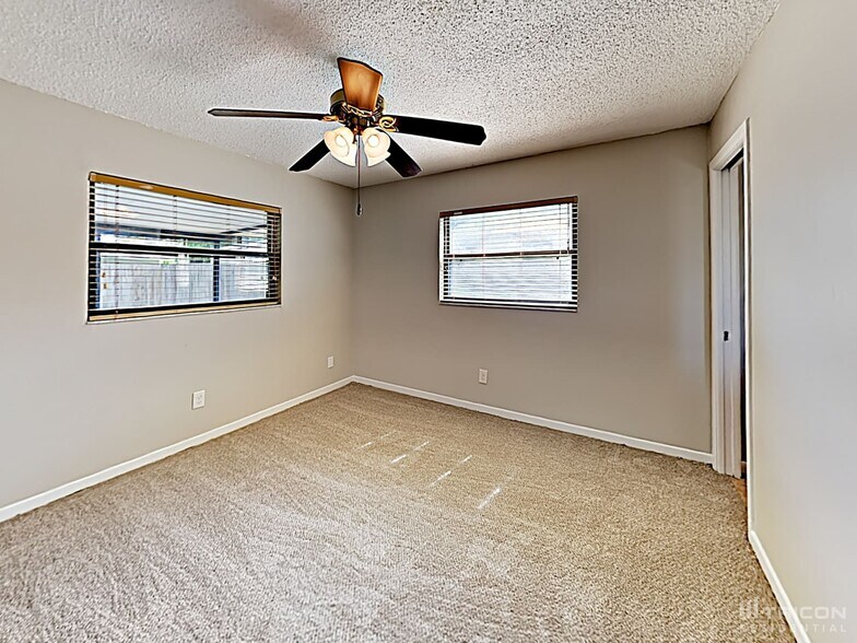 Building Photo - 402 E Clay Ave