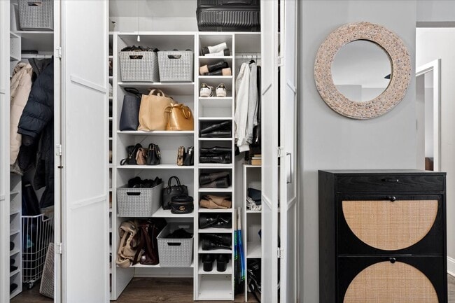 Building Photo - 5415 N Sheridan Rd