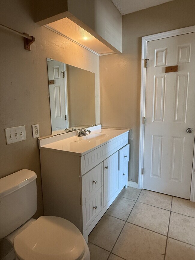 Building Photo - Beautiful two bed/1.5 bath in the heart of Alamo Heights