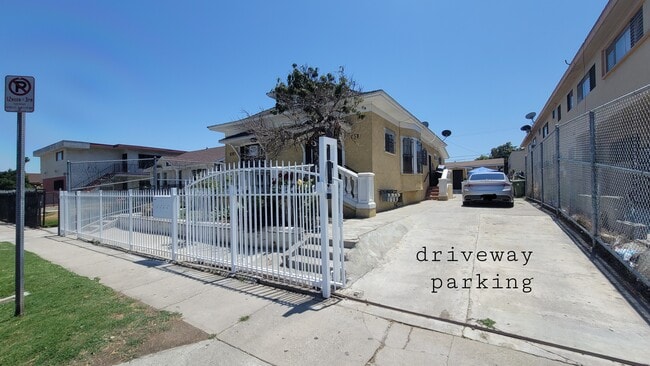 Building Photo - 636 W 74th St