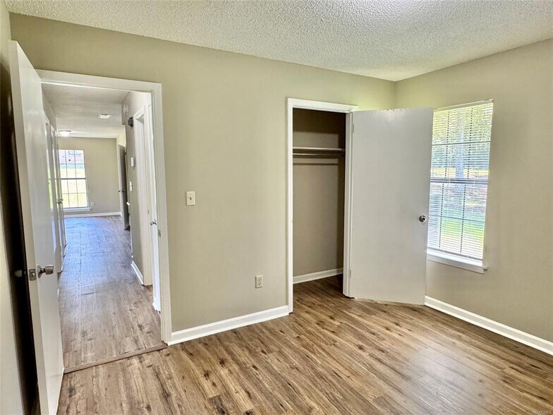 Building Photo - 731 St Martins Dr