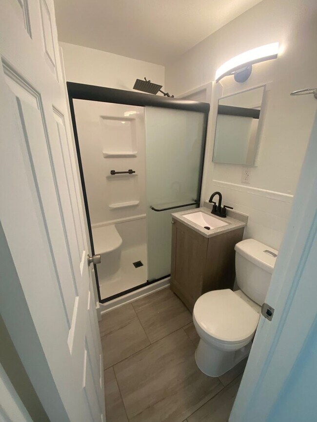 Building Photo - Adorable 3 Bedroom Home