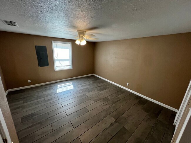 Building Photo - 2036 S Roosevelt Rd 6