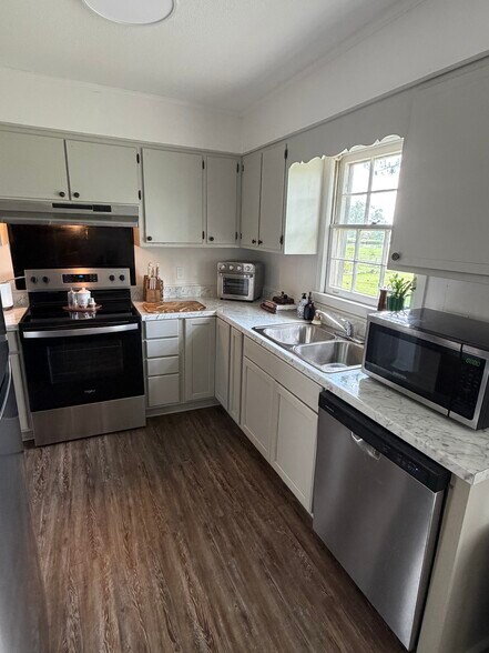 Kitchen - 117 Donna Dr