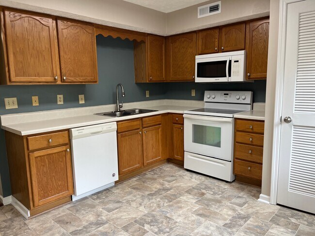 Building Photo - 480 E Red Bud Rd