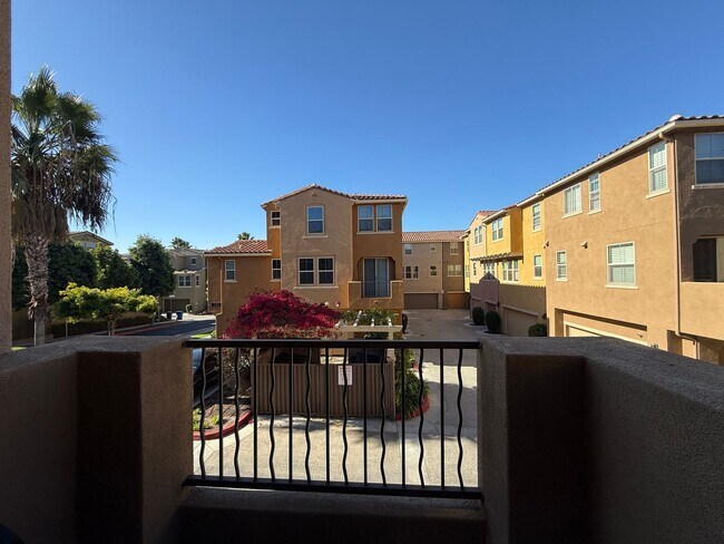 Building Photo - Tri-level 3-bedroom 3-bathroom townhouse located in Chula Vista, CA
