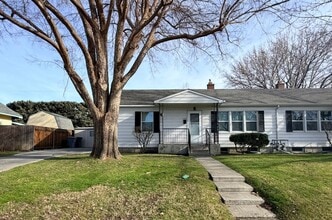 Building Photo - 2 Blocks from the river!!