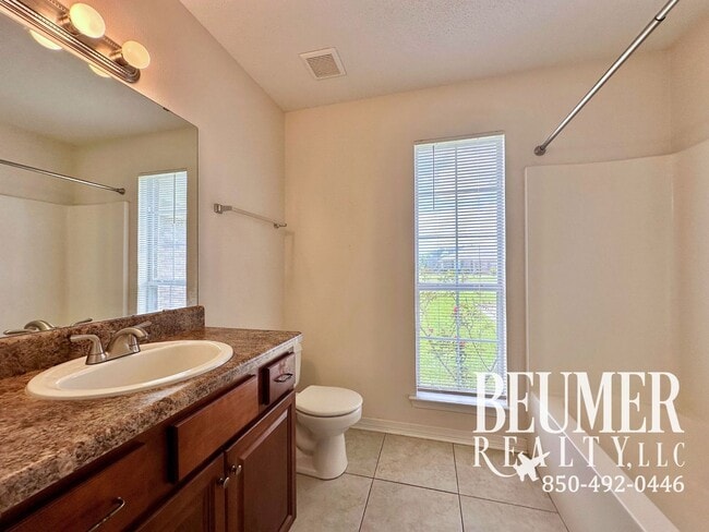 Building Photo - Charming 3-Bedroom Home in Lake Cook Estat...