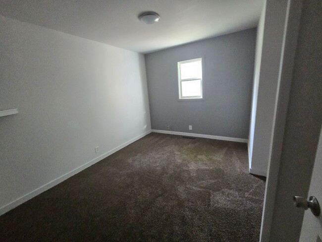 Building Photo - 3 bed 1 bath house w/ fenced in yard