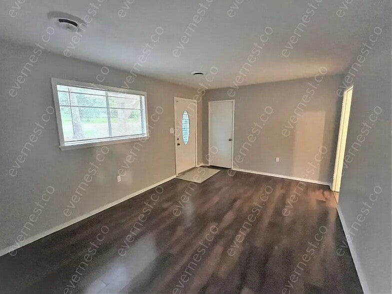 Building Photo - 408 Queen Marie Ln