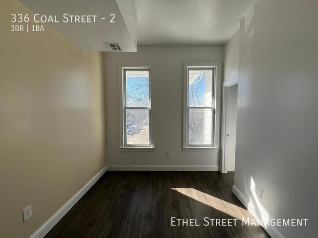 Building Photo - Spacious Newly Renovated 3 Bedroom Apartment