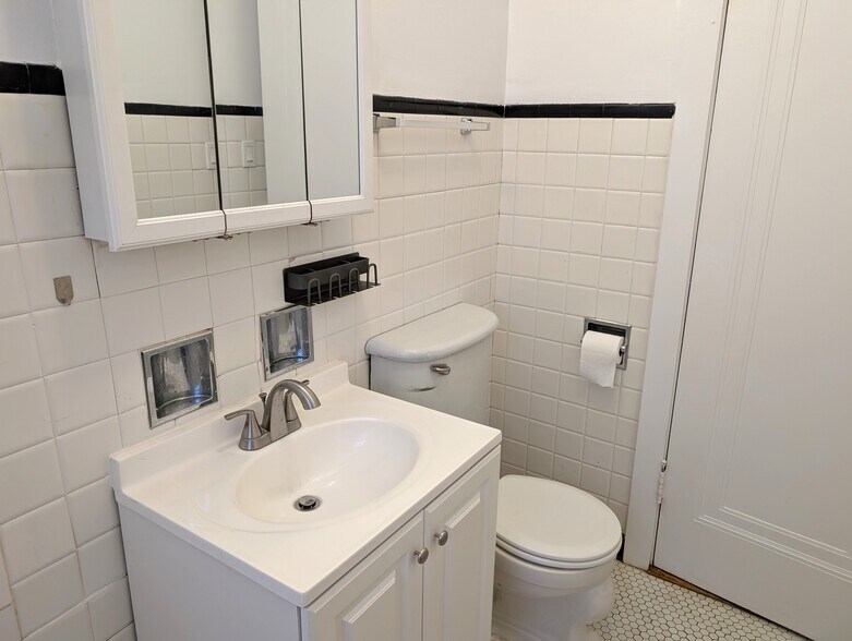 Building Photo - 725 Hinman Ave