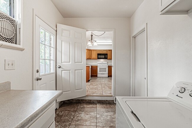 Building Photo - Spacious 3BD, 2BA Lakewood Half-Duplex wit...