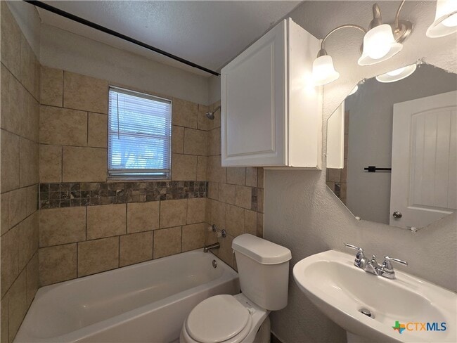 Building Photo - 212 E Valley Rd