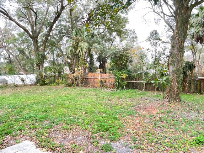 Building Photo - Beautifully Renovated 2/1 Duplex in Lake H...