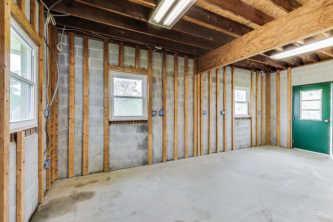 Building Photo - 5 Bed / 3 Bath / deep lot/ 2 driveways and...