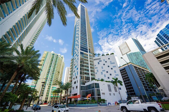 Building Photo - 1300 Brickell Bay Dr