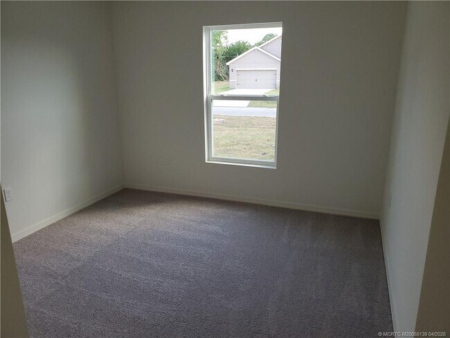 Building Photo - 611 SW McComb Ave