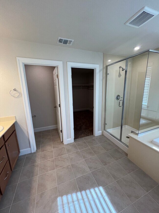 Building Photo - Newer 4 Bedroom Solar Home in Rocklin! Eas...