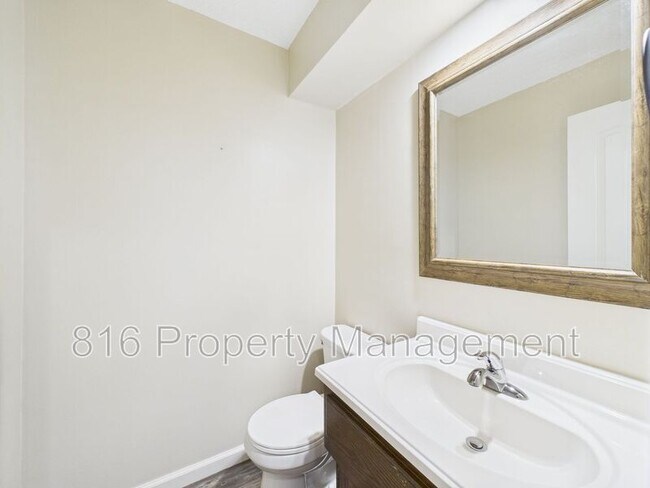 Building Photo - 164-168 SW Robin Rd