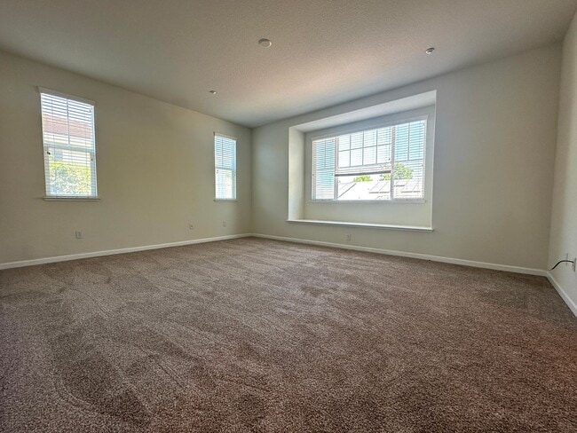 Building Photo - Gorgeous 3 Bed / 2.5 Bath Home in Desirable Rose Garden Community!