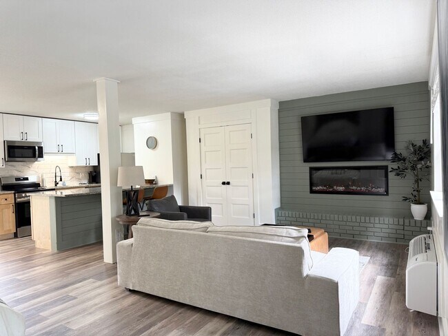 Building Photo - Furnished 1BR Studio w/ Fireplace & Deck – Prime Location!