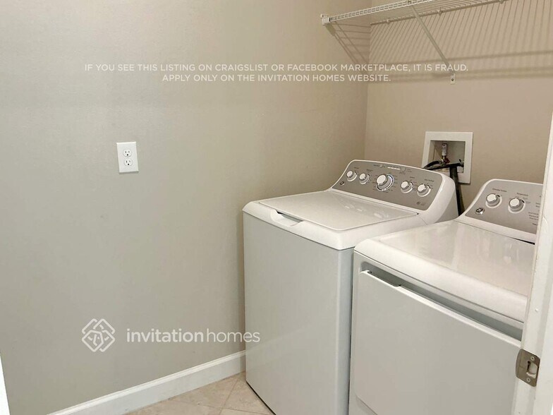 Building Photo - 2856 Coach Manors Way