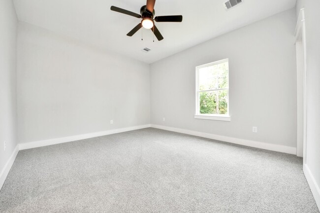 Building Photo - 1307 Laskey St