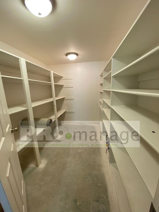 Building Photo - 5 bedroom / 3 bathroom Single Family Home