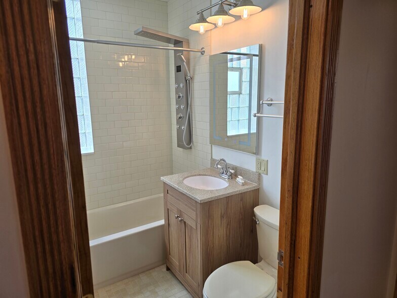 Main bathroom - 1204 N Kedzie Ave