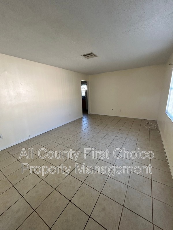 Building Photo - 928 Lake Palms Dr