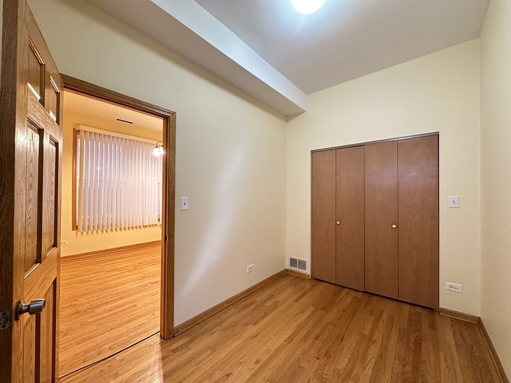 Building Photo - 2136 W Chicago Ave