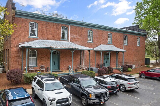 Building Photo - 813 Brewer Ave
