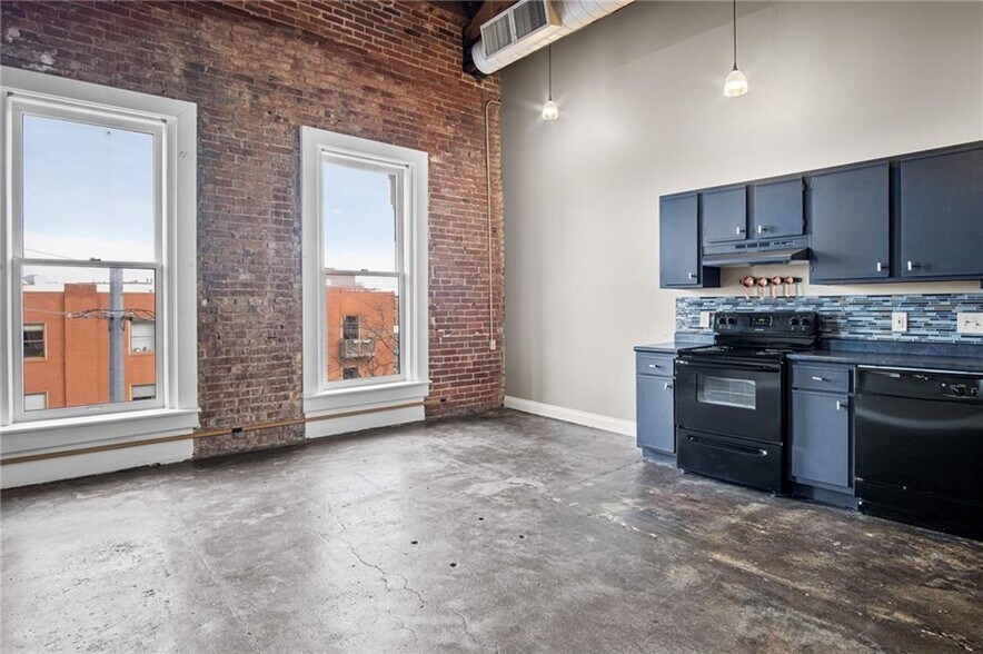 Building Photo - 113 W 5th St
