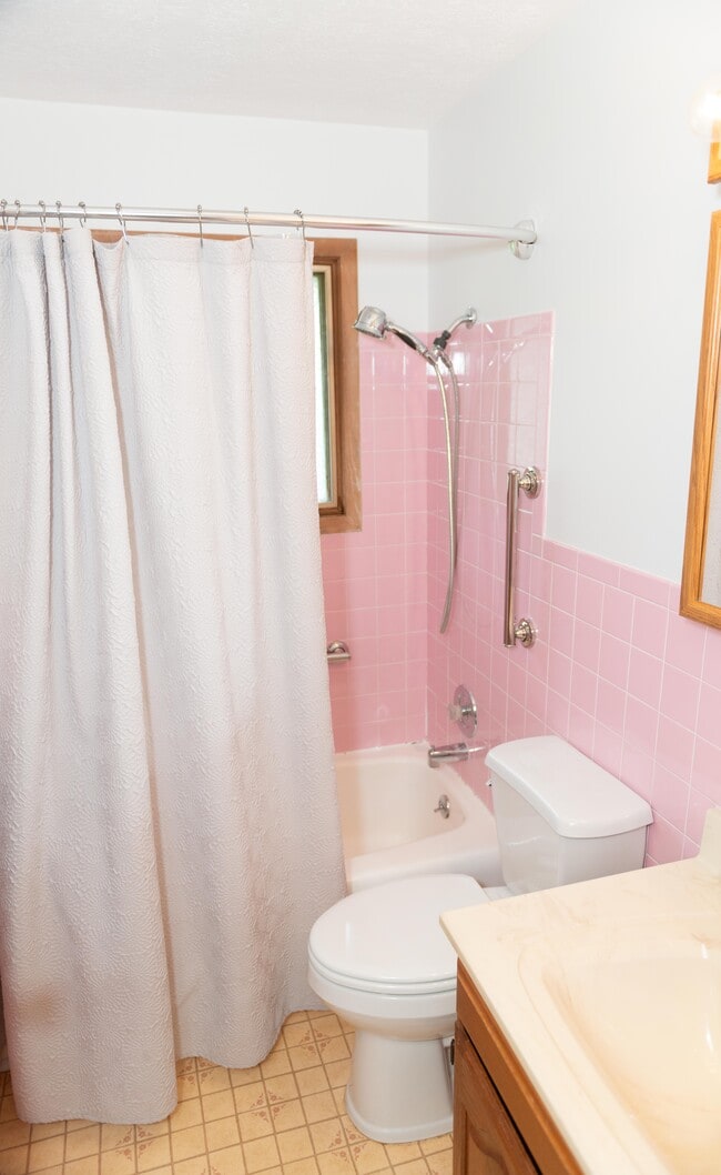 Building Photo - 10976 Shaker Dr