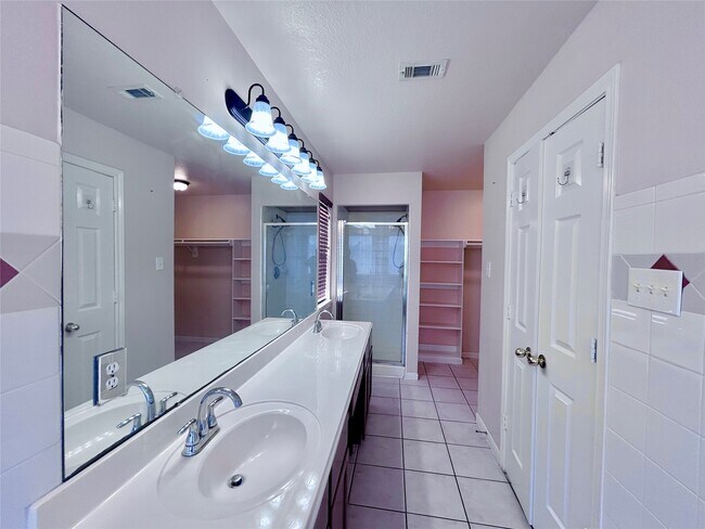 Building Photo - 18523 Spinney Ln