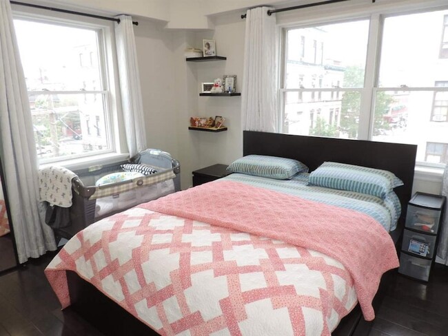 Building Photo - 84 Bloomfield St