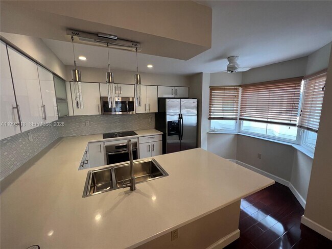Building Photo - Navarre Avenue, Coral Gables, FL 33134 - 3 BR 2.5 BA condo