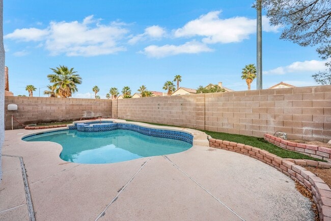 Building Photo - Single Story with a pool