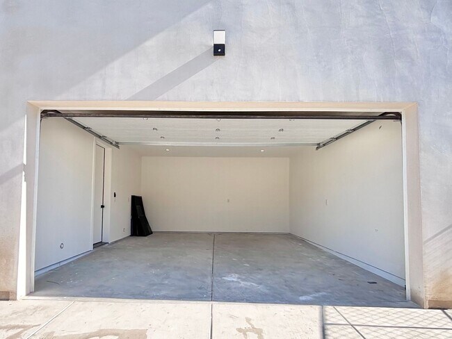 Building Photo - 17852 Saticoy St