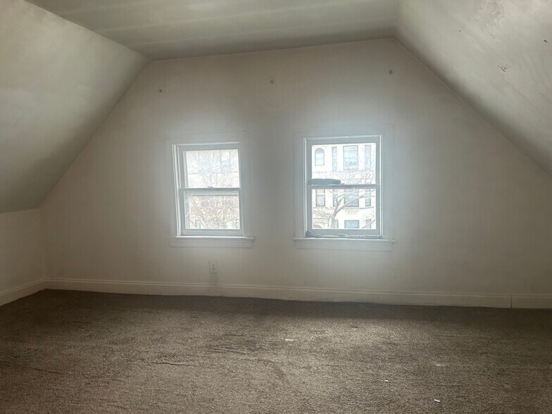 Building Photo - 1515 W Wilson Ave