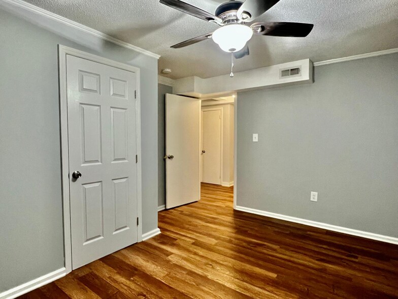 Building Photo - 5615 Southampton Rd