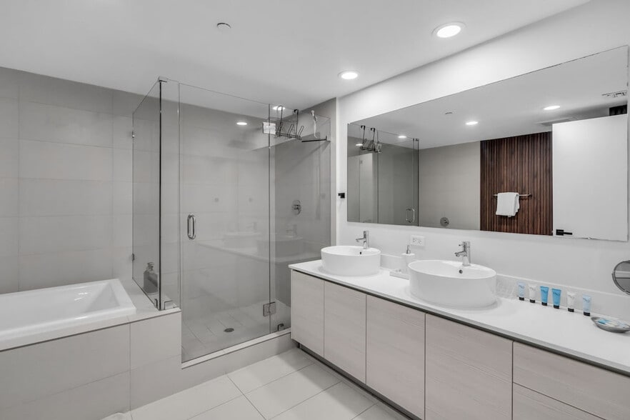Building Photo - 2600 E Hallandale Beach Blvd