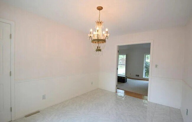 Building Photo - 614 Stivers Rd