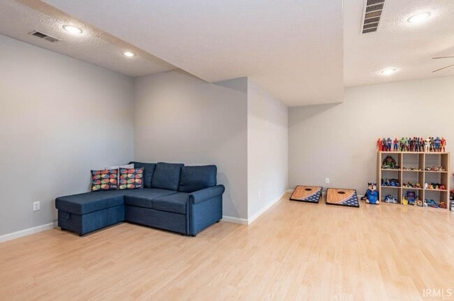 Building Photo - 3253 S Southern Oaks Dr