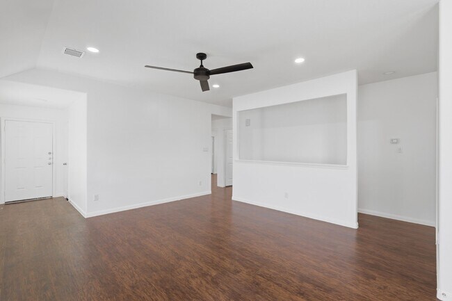 Building Photo - 6114 El Oro Dr